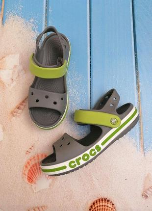 Детские сандалии crocs kids’ bayaband sandal charcoal  для мальчиков  серые2 фото