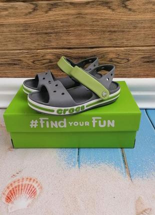 Детские сандалии crocs kids’ bayaband sandal charcoal  для мальчиков  серые3 фото