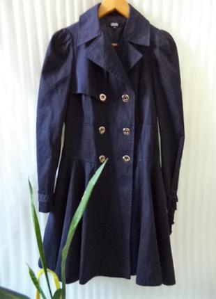 Очень красиваый плащ с красивейшой спинкой