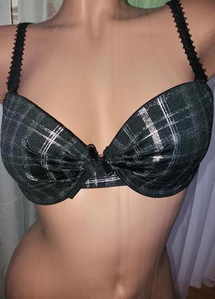 Красивый бюстгальтер.