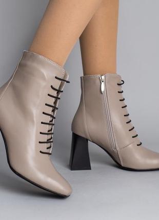 Женские кожаные ботинки беж на каблуке