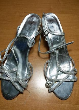 Серые блестящие босоножки со стразами