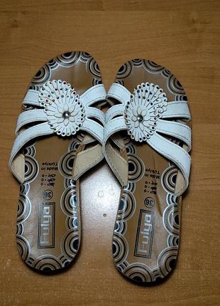 Кожаные тапочки со стразами