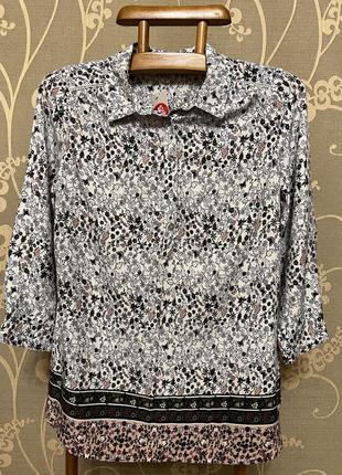 Очень красивая и стильная брендовая блузка в цветочках...100% вискоза.