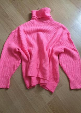 Неоновый розовый свитер