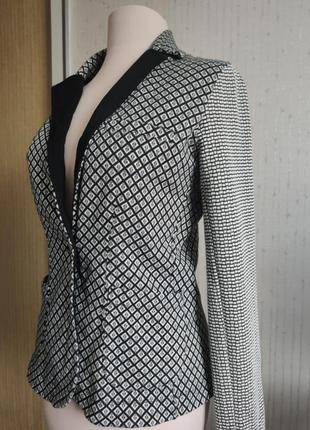 Пиджак чёрно-белый трикотаж классика4 фото