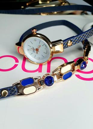 Маленький нарядний жіночий годинник синього кольору3 фото