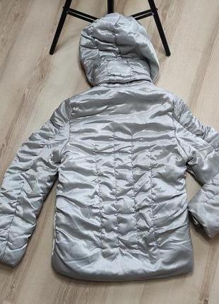 Теплая красивая серебристая куртка на синтепоне name it на 9-10 лет2 фото