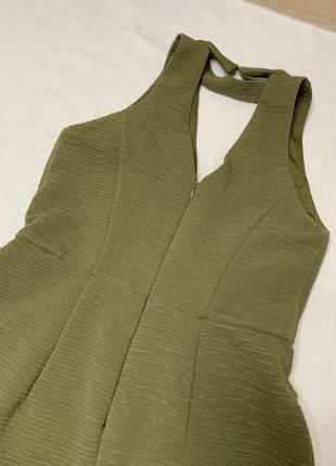 Платье миди хаки зелёное, чокер, v-вырез, асимметрия, без рукавов9 фото