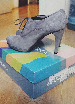 Замшевые, серые, ботильоны (ботинки на каблуке) braska | интертоп