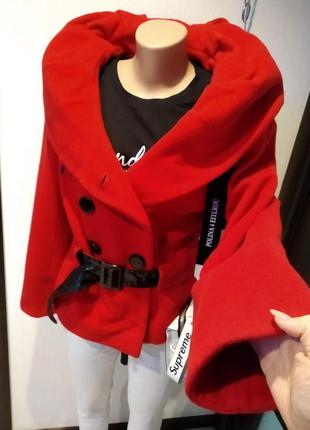 Яркое стильное красное пальто пиджак жакет ветровка9 фото