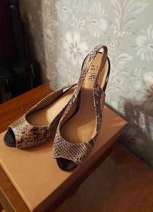 Очень классные босоножки! от бренда f&f