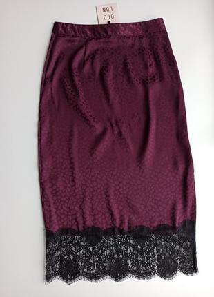 Стильная эффектная атласная юбка миди в бельевом стиле с кружевом5 фото