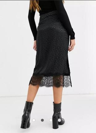 Стильная эффектная атласная юбка миди в бельевом стиле с кружевом8 фото