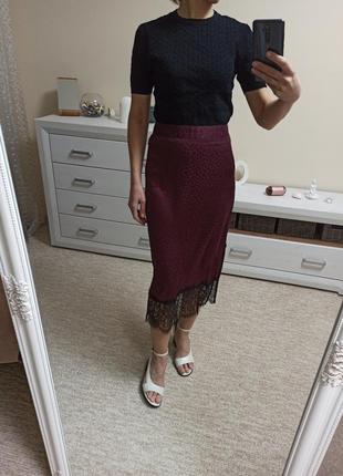 Стильная эффектная атласная юбка миди в бельевом стиле с кружевом10 фото