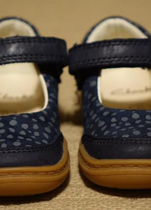 Милые комбинированніе кожаные туфельки clarks first shoes англия  20 р.2 фото