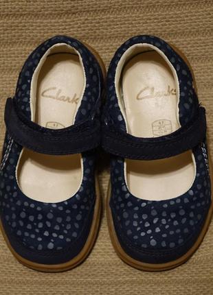 Милые комбинированніе кожаные туфельки clarks first shoes англия  20 р.4 фото