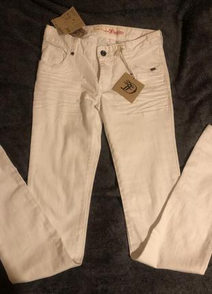 Фирменные белоснежные джинсы tom tailor
