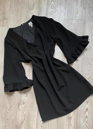 Стильна чорна сукня з вільними рукавами