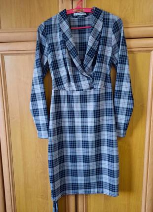 Сукня в клітинку.