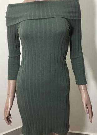 Платье в рубчик с открытыми плечами хаки miss selfridge