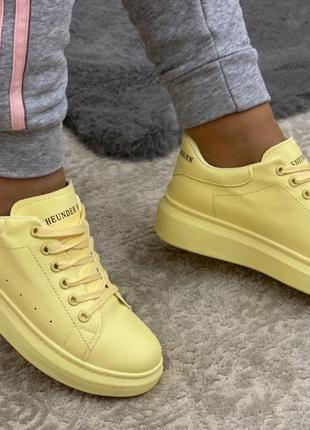 Білі кросівки. відмінної якості. маломерят