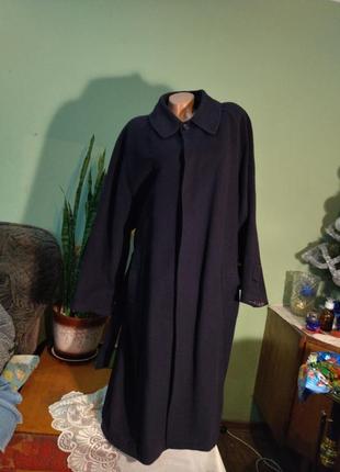 Стильне і статусне чоловіче пальто що темно синього кольору з 100 відсоткового кашеміру