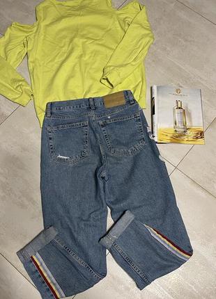 Яркие джинсы мом с лампасами3 фото