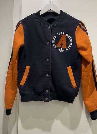 Пиджак, костюм, бомбер, кофта, кожанка(нет в наличии), рубашка, джинсы, платье