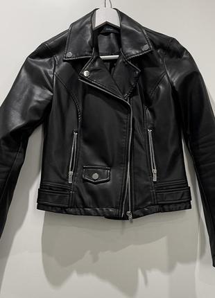 Пиджак, костюм, бомбер, кофта, кожанка(нет в наличии), рубашка, джинсы, платье