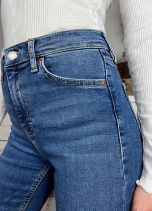 Синие укороченные джинсы скини на завышенной посадке 1+1=310 фото