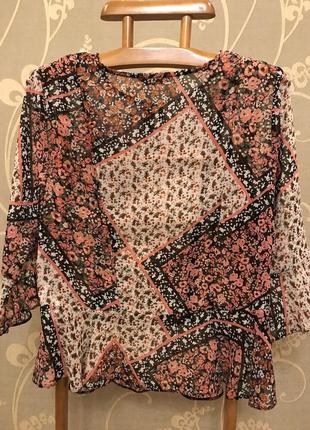 Очень красивая и стильная брендовая блузка в цветочках.2 фото
