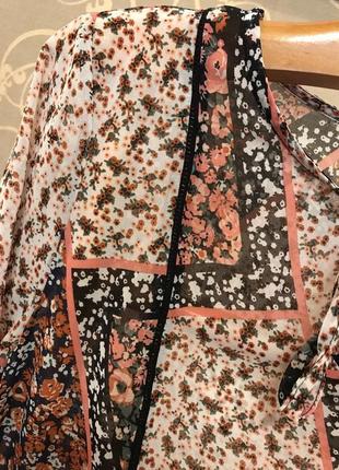Очень красивая и стильная брендовая блузка в цветочках.8 фото