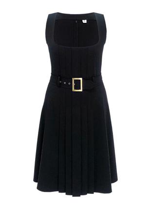 Офісний приталений сарафан під блузку з глибоким декольте.