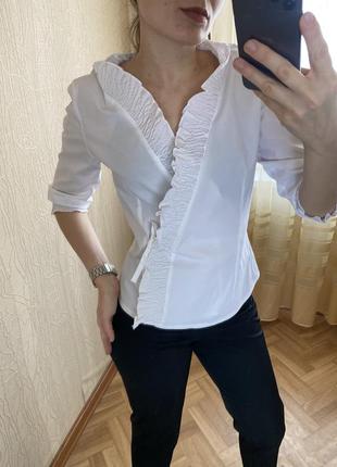 Белая блуза рубашка на запах с оборками