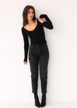 Трикотажный пуловер с открытым плечом3 фото