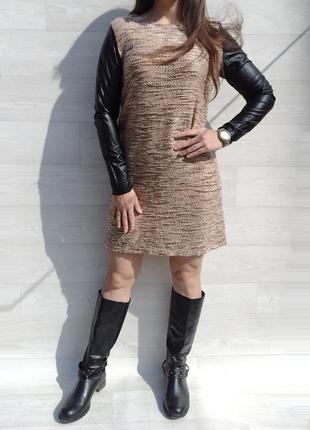 Мягенькое твидовое платье светло коричневое с чёрными кожаными рукавами repeat