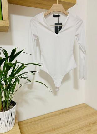 💙💛білий базовий боді лонгслів із замком prettylittlething