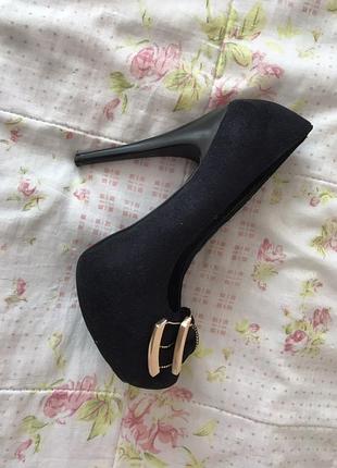Нарядні замшеві туфлі на підборах чорні