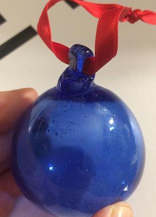 Новогодний шарик из цветного стекла