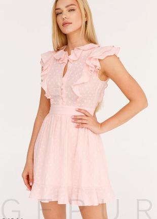 Нежно-розовое приталенное платье c оборками2 фото