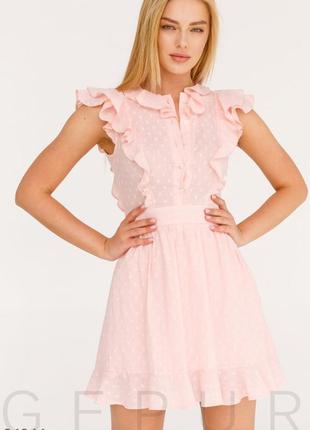Нежно-розовое приталенное платье c оборками3 фото