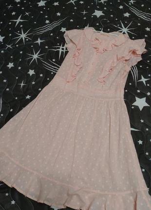 Нежно-розовое приталенное платье c оборками6 фото