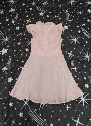 Нежно-розовое приталенное платье c оборками1 фото