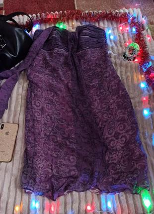 Сукню-бюстьє,зав'язки на шиї, на запах від талії,на замку