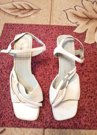 Тренд модні босоніжки