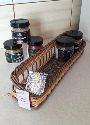 Кошик з паперової лози зі спеціями