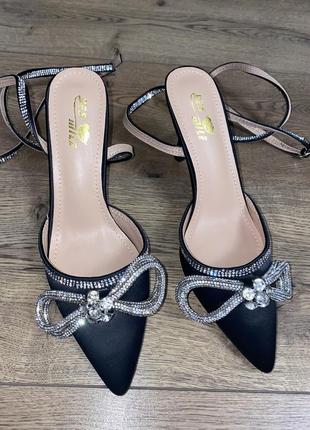 Туфлі з бантиком з стразами