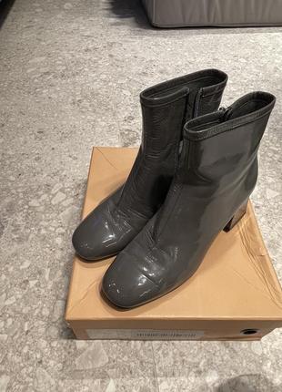 Лаковые серые ботинки