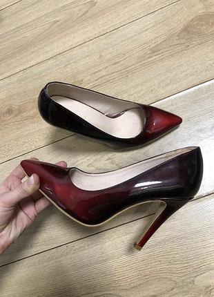 Туфлі лодочки на високому каблуку
